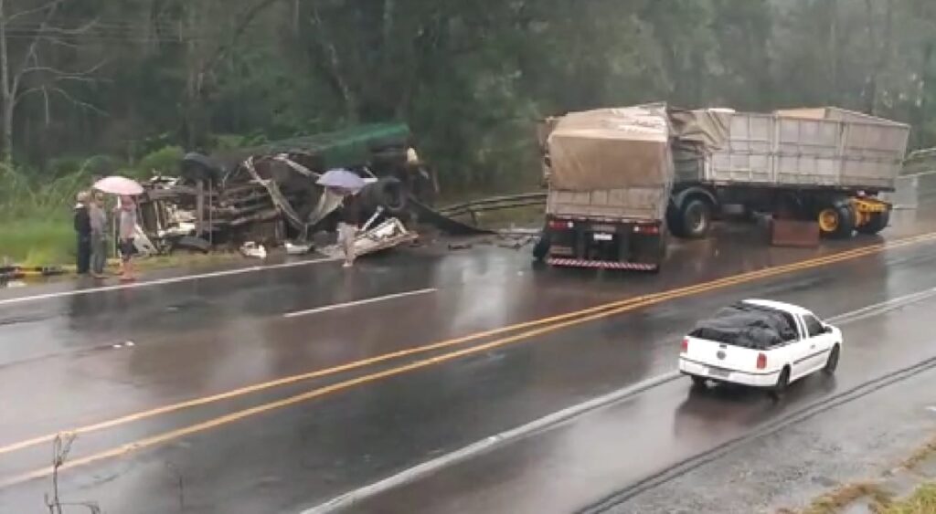 Acidente envolvendo dois caminhões na BR-476 em Antônio Olinto, deixa o trânsito lento no local