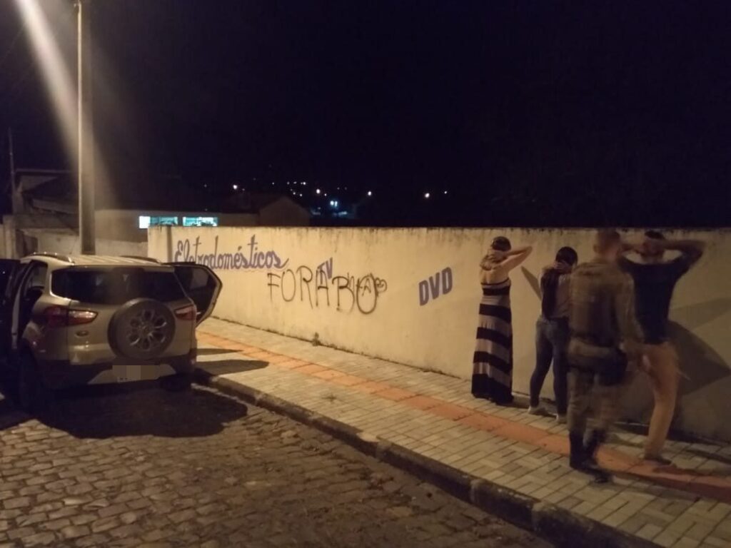 Mulher é flagrada pichando muro em Porto União