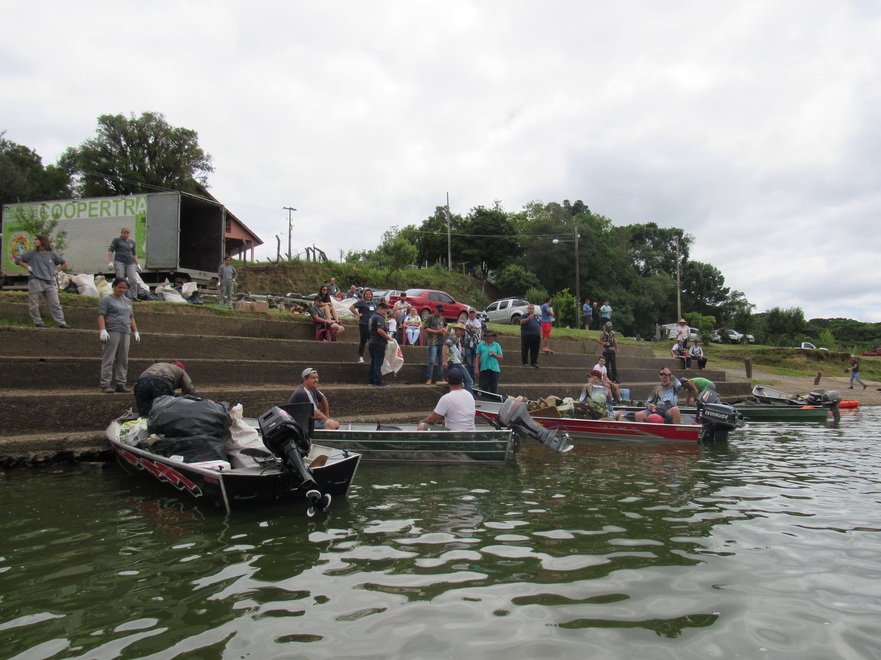 Projeto Rio Limpo retira cerca de 3.000 kg de lixo do Rio Iguaçu