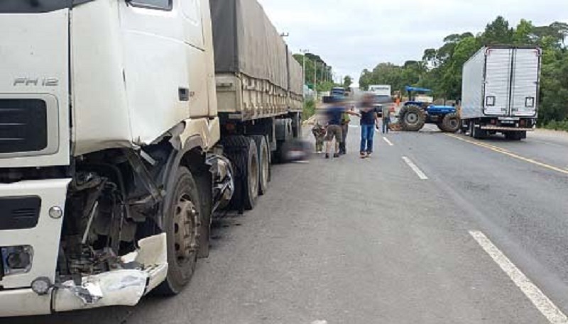 Acidente na BR-280 envolveu trator e caminhão e uma das vítimas teve membro amputado