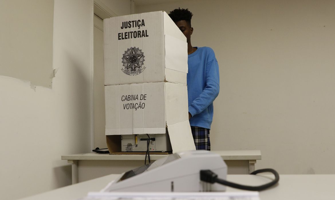 Dúvida: posso votar no 2º turno se faltei ao primeiro?; entenda o que pode ser feito