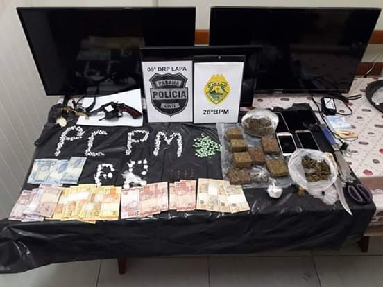 Polícia da Lapa apreende drogas  e identifica pessoas envolvidas