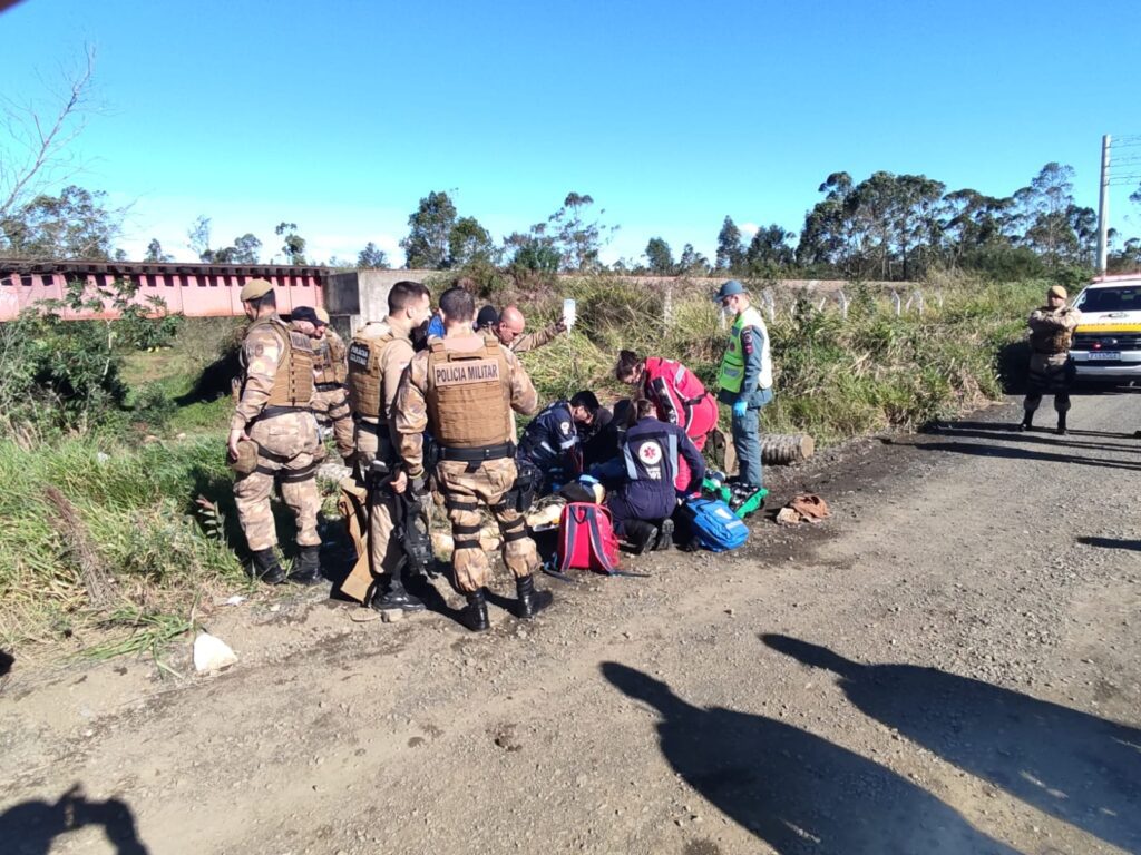 Policiais reanimam 4 crianças após pai fugir de abordagem e veículo cair no rio em Criciúma