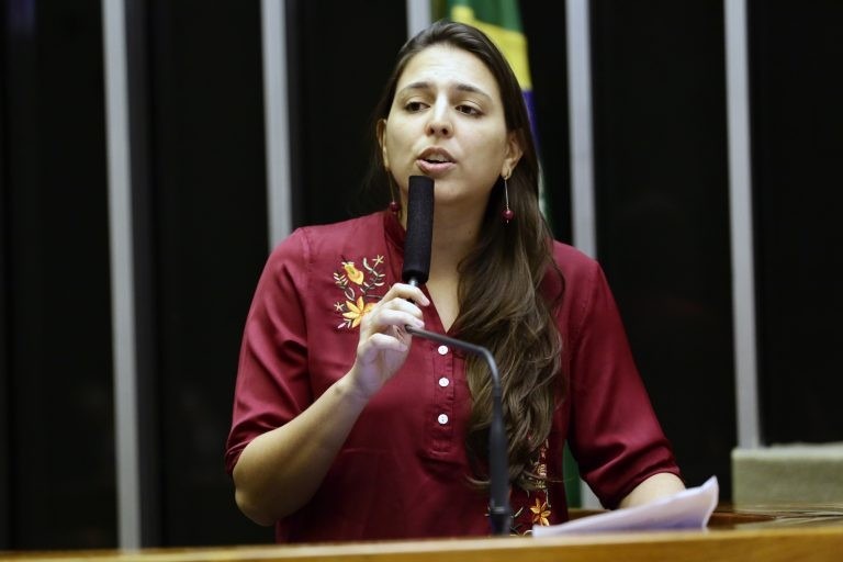 Apresentador Ratinho sugere que deputada fosse metralhada e causa revolta