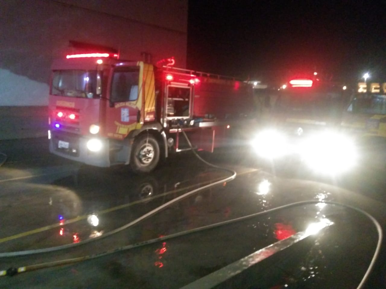 Deposito de papelão pega fogo na JBS da Lapa e Bombeiros tem muito trabalho para combater as chamas