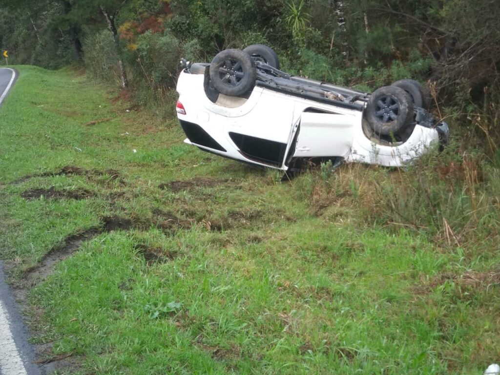 Óleo na pista causa capotamento em Paulo Frontin