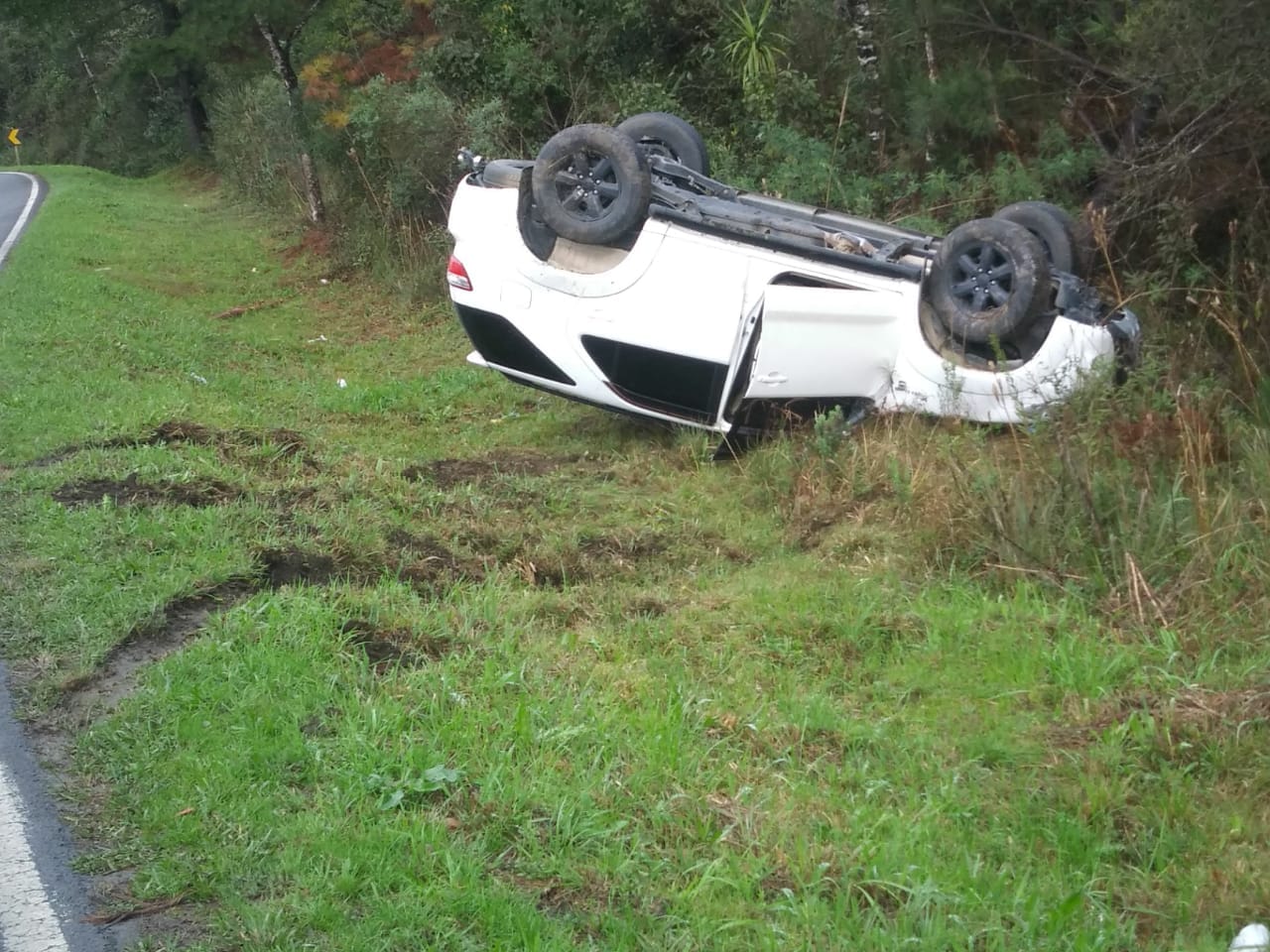 Óleo na pista causa capotamento em Paulo Frontin