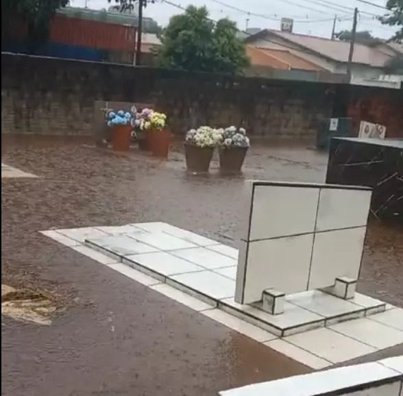 Túmulos ficam submersos após fortes chuvas em cidade do Paraná; veja o vídeo