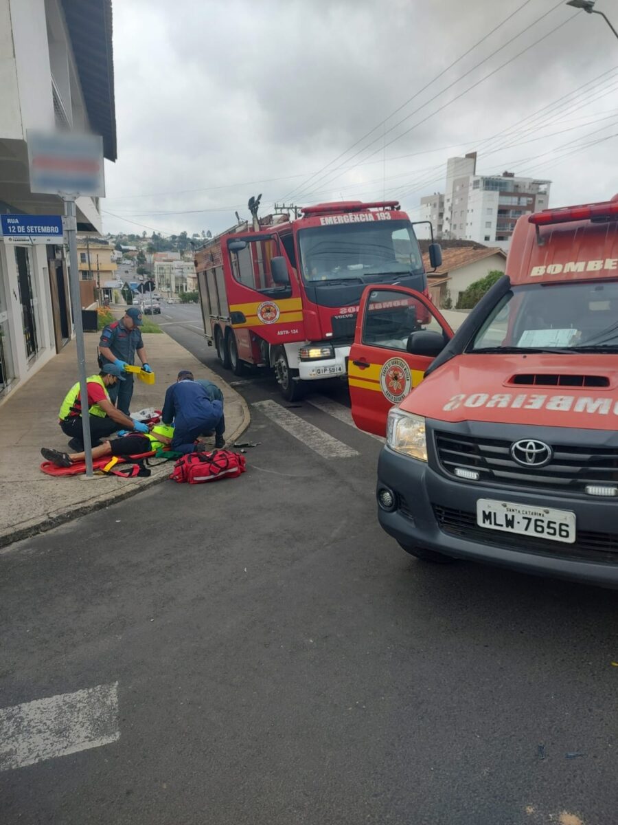 Ciclista sofre atropelamento por caminhão e é socorrido pelos bombeiros