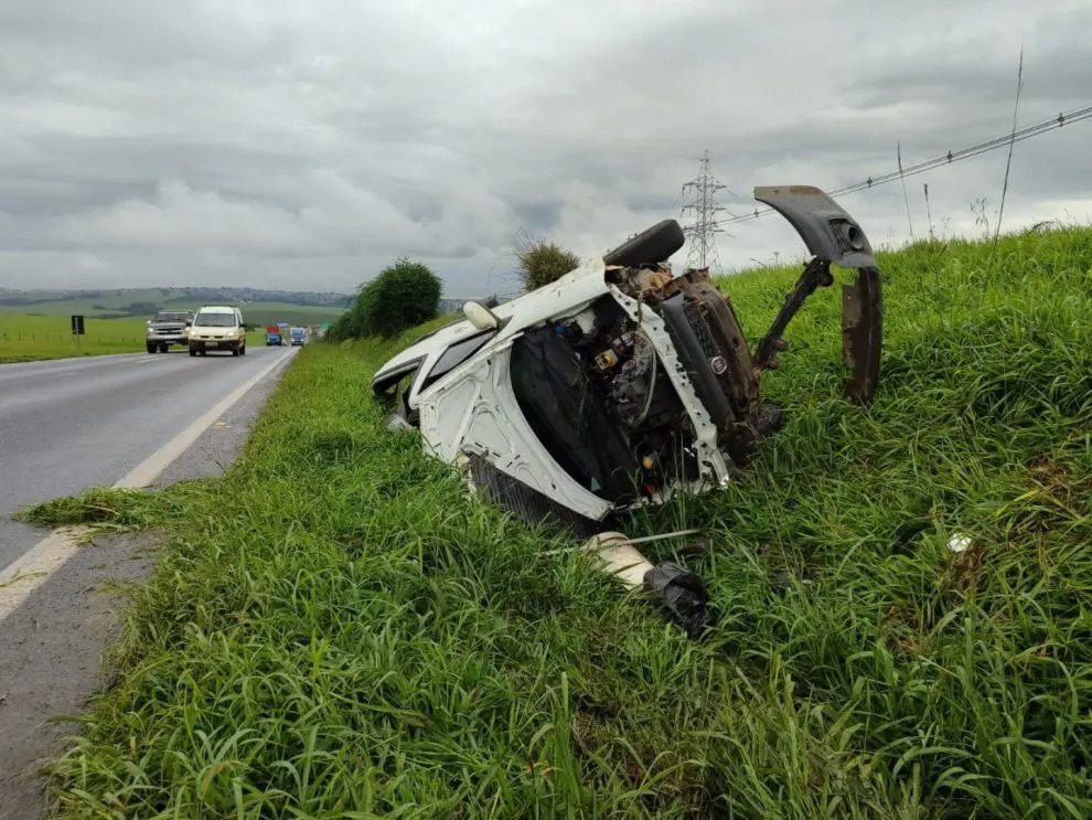 Aquaplanagem faz veículo sair da pista e capotar na PR-151