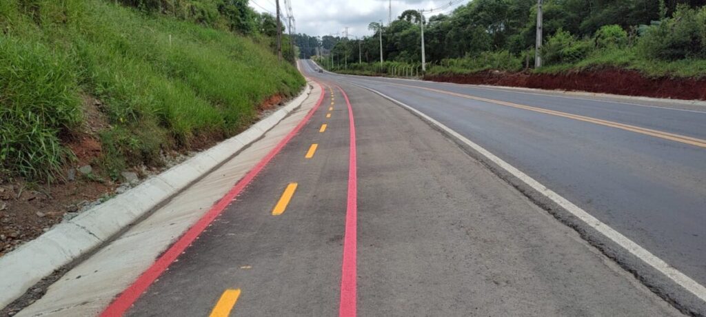 São-mateuenses ganham mais segurança com pintura de ciclovia na PR-364