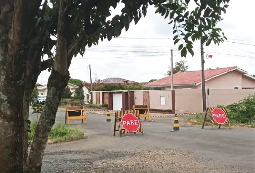 VÍDEO: Via é interditada em São Mateus do Sul após problema em galeria e afundamento de pavimentação