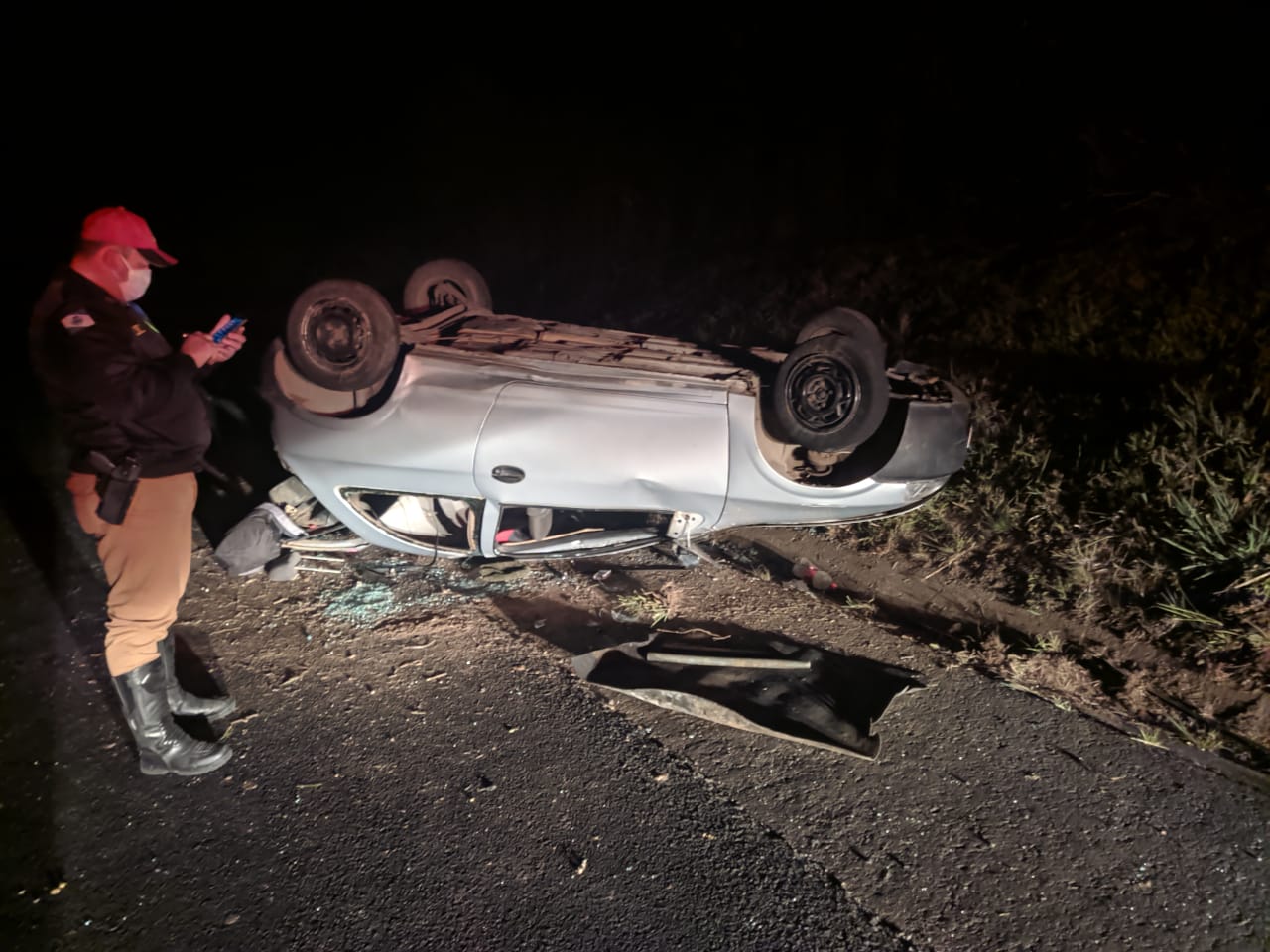 Capotamento de carro deixa condutor ferido em São João do Triunfo