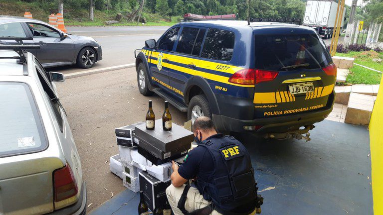 A PRF aborda dois veículos e apreende  vinho importado ilegalmente