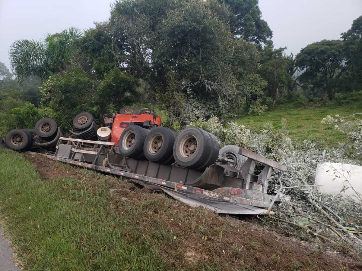 Caminhão tomba na PR 151, entre São João  do Triunfo e Palmeira