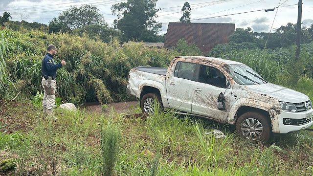 Caminhonete Amarok capota e cai em riacho na BR-467 no Paraná