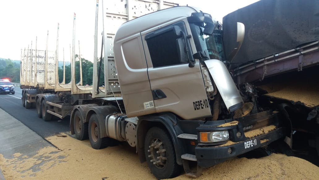 Motorista fica preso nas ferragens em acidente entre caminhões na BR-376