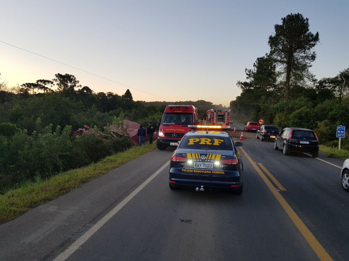Caminhoneiro fica gravemente ferido após acidente na BR-153
