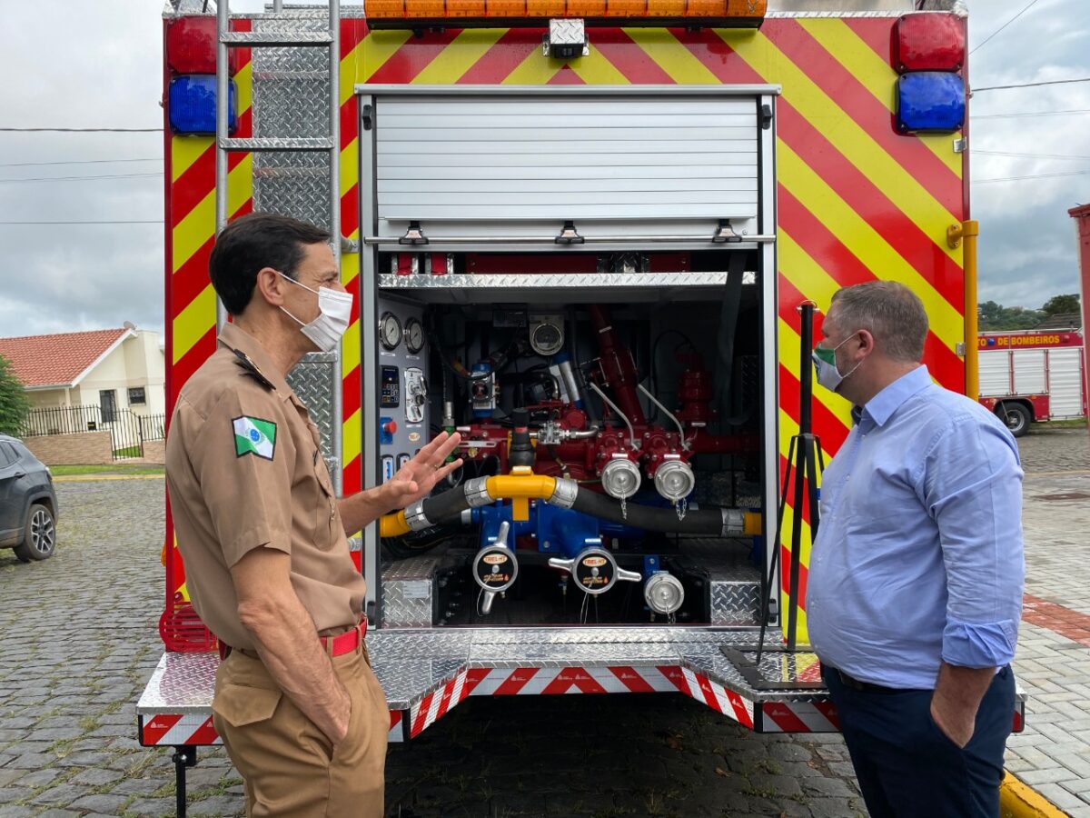 Bombeiros recebem moderno caminhão de quase R$ 1 milhão indicado por Bacil