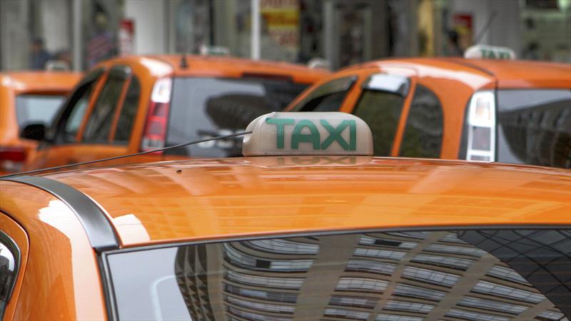 Taxista é preso por ameaça a motorista, lesão corporal e embriaguez no Paraná