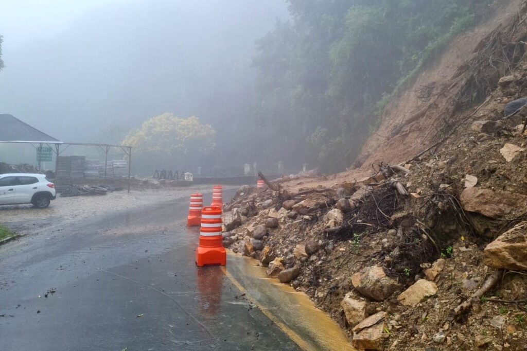 BR-376 e Estrada da Graciosa estão totalmente interditadas devido às chuvas