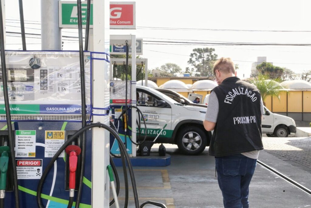 Ação do Procon verifica se postos de combustíveis destacam preços dos produtos