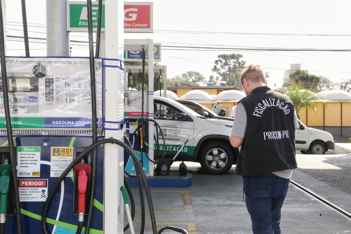 Ação do Procon verifica se postos de combustíveis destacam preços dos produtos