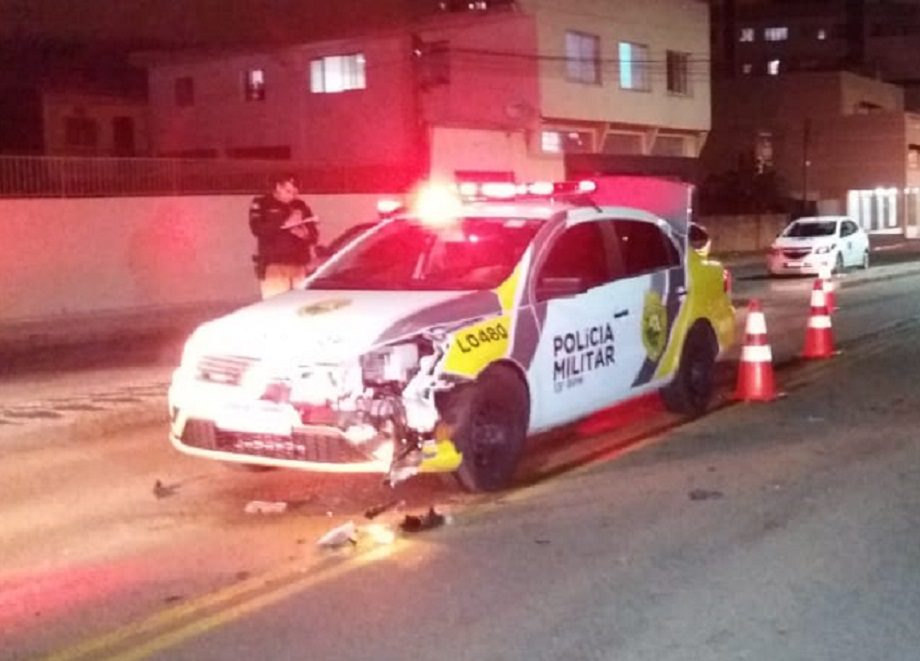 Homem embriagado fura preferencial e bate em viatura policial em São João do Triunfo