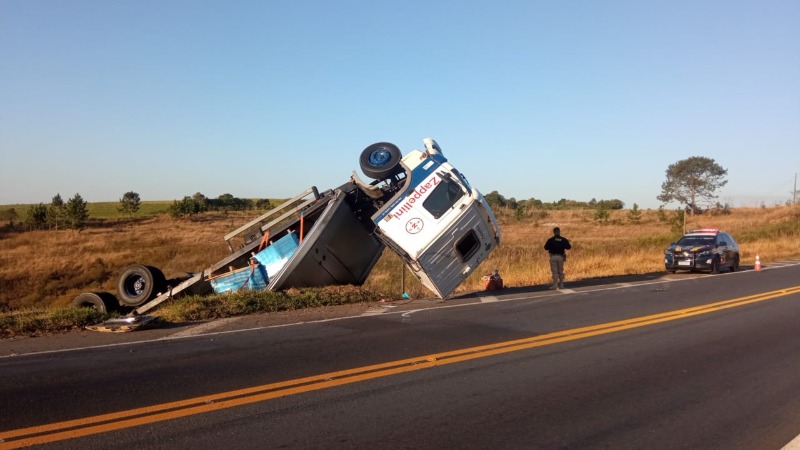 Motorista perde controle da direção e caminhão capota na BR-277 