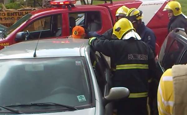 Corpo de Bombeiros  resgata bebê de um ano presa em veículo