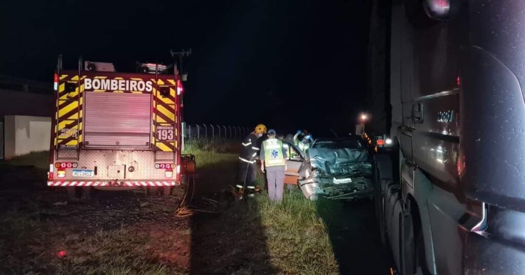 Caminhão e carro batem de frente na BR-280 em Irineópolis e um óbito é registrado