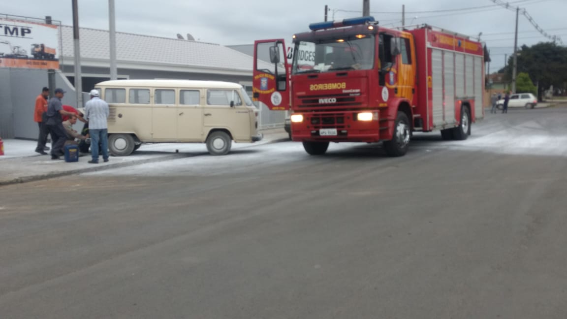 Bombeiros combatem incendio em veiculo em São Mateus do Sul