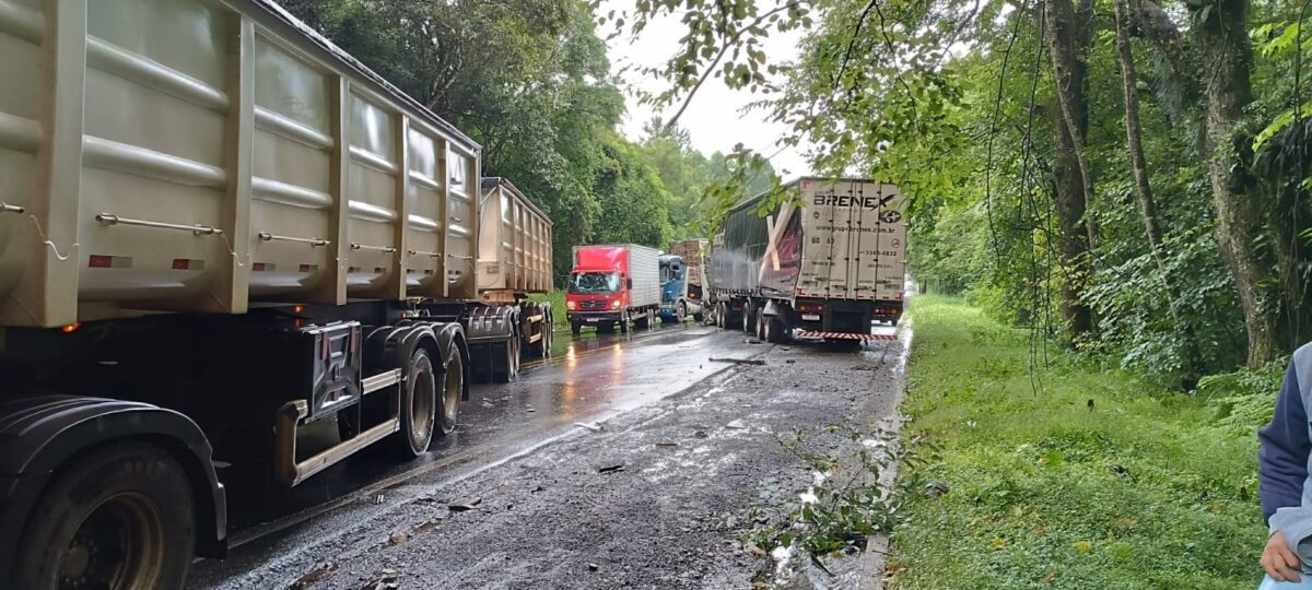 Acidente entre carretas deixa uma pessoa gravemente ferida na BR-476