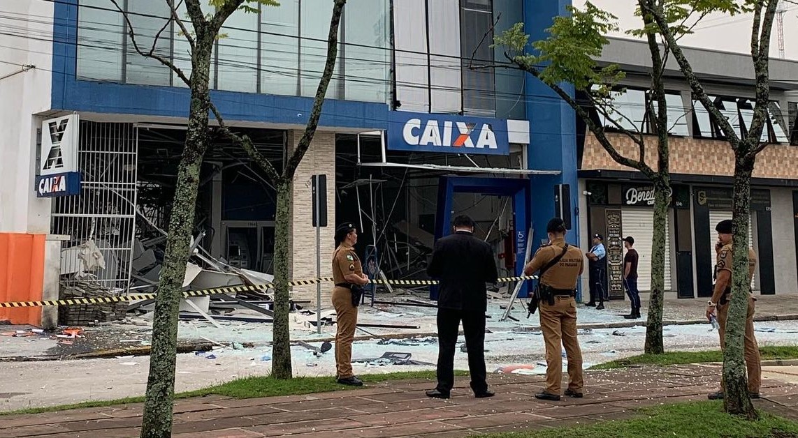 Criminosos explodem agência bancária e disparam contra policiais na Lapa, uma pessoa ficou feria