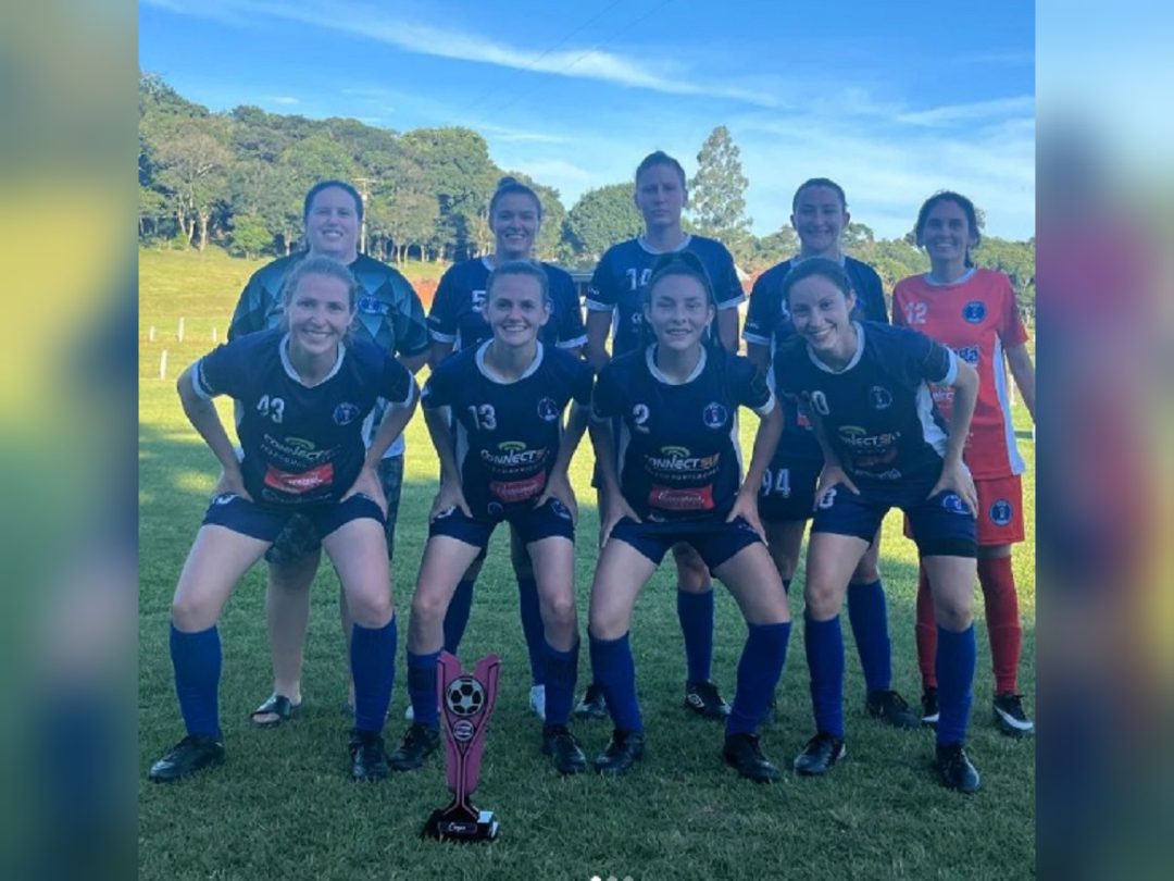 Time feminino PSG, com atletas de São Mateus do Sul e São João do Triunfo, conquista 1° lugar no torneio do MEIRA