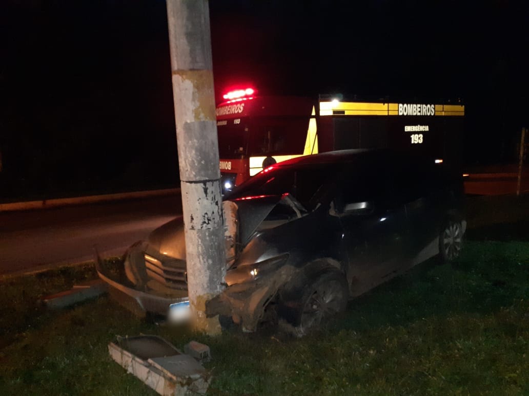 Carro bate em poste no trevo de Três Barras