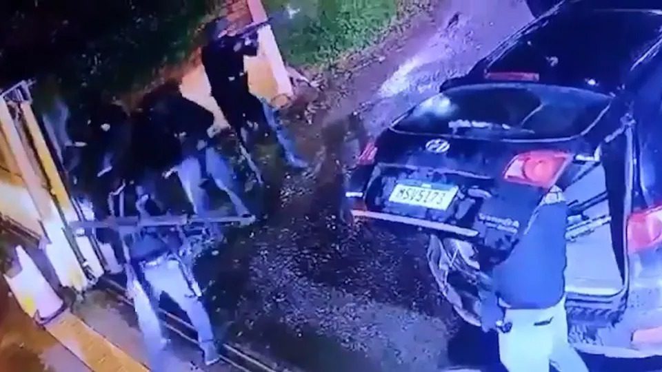 Criminosos se disfarçam de policiais federais, assaltam carro-forte e matam policial no RS