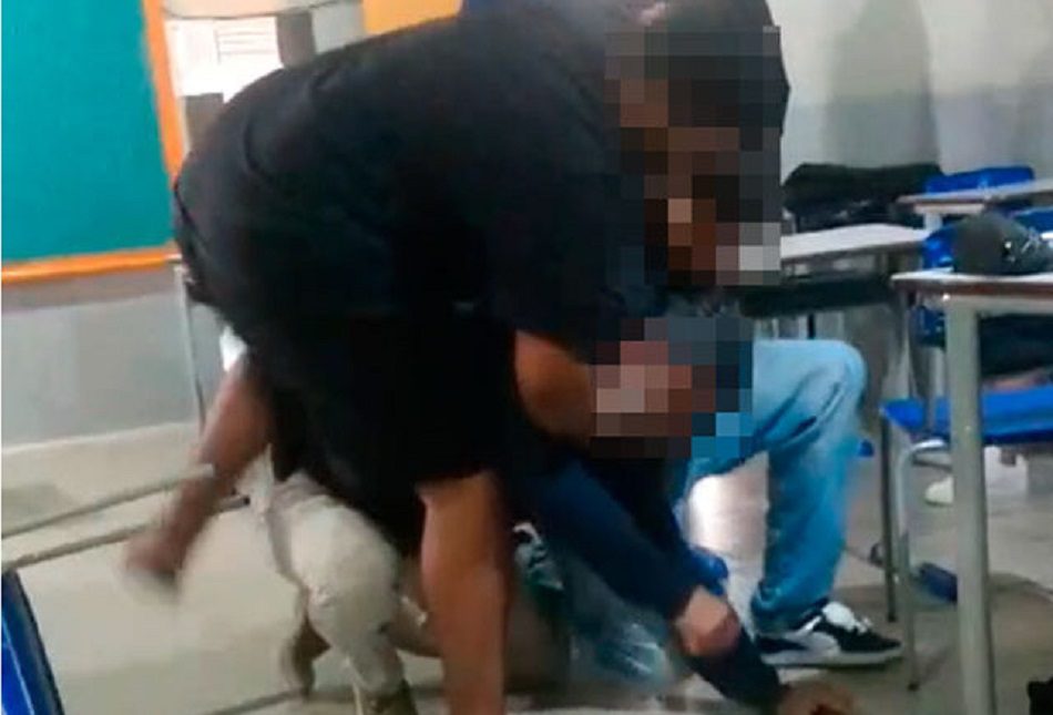 Vídeo mostra professor sendo agredido por aluno em sala de aula no Paraná