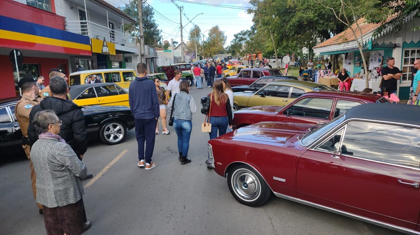 Comemorando dez anos nesse mês, Clube Amigos do Carro Antigo participa de evento