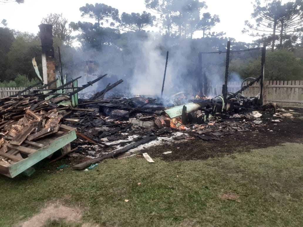 Após incêndio destruir uma residência no interior de São Mateus do Sul, família pede doações