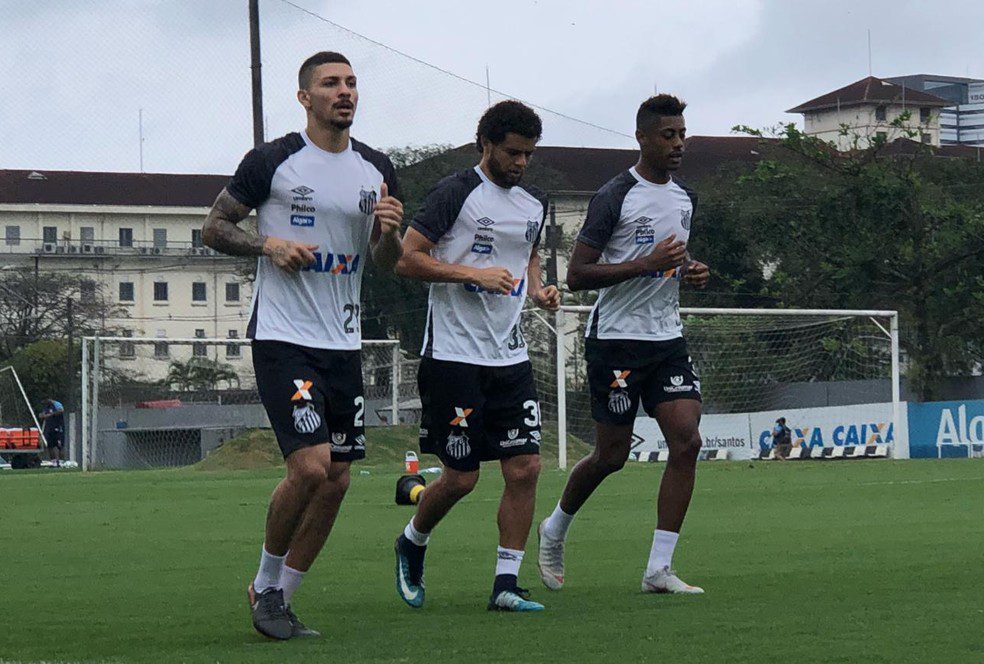 Presidente do Santos vê risco de Victor Ferraz e Bruno Henrique deixarem o clube