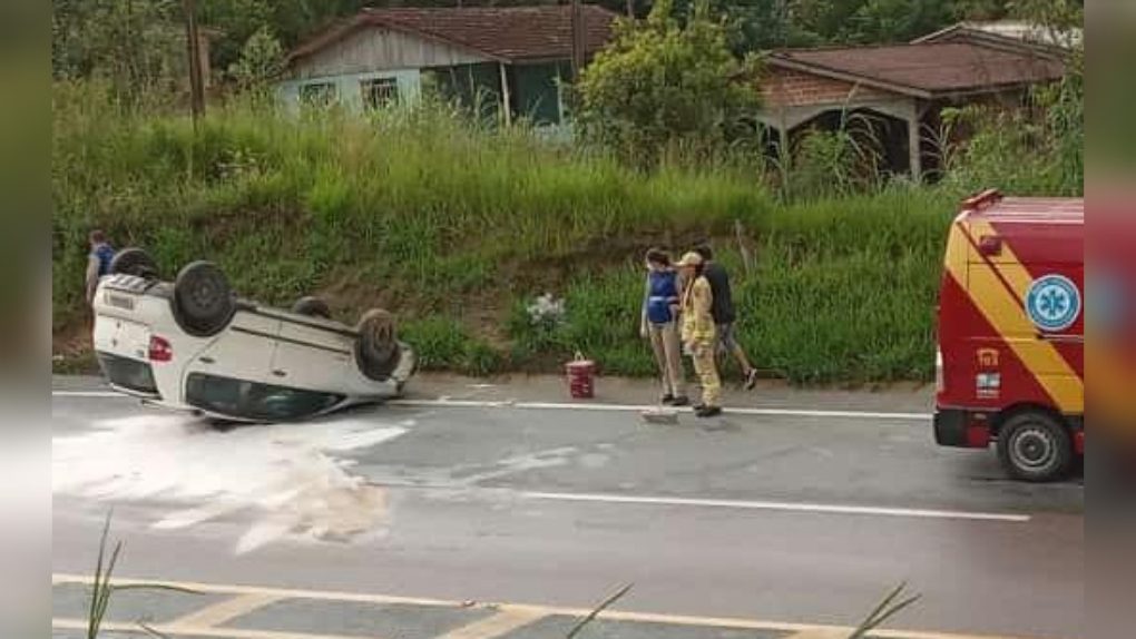 Carro capota na BR-476, próximo ao trevo de Antônio Olinto