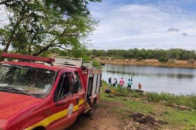 Homem pula em lago para fugir de abelhas, mas é atacado por piranhas e morre