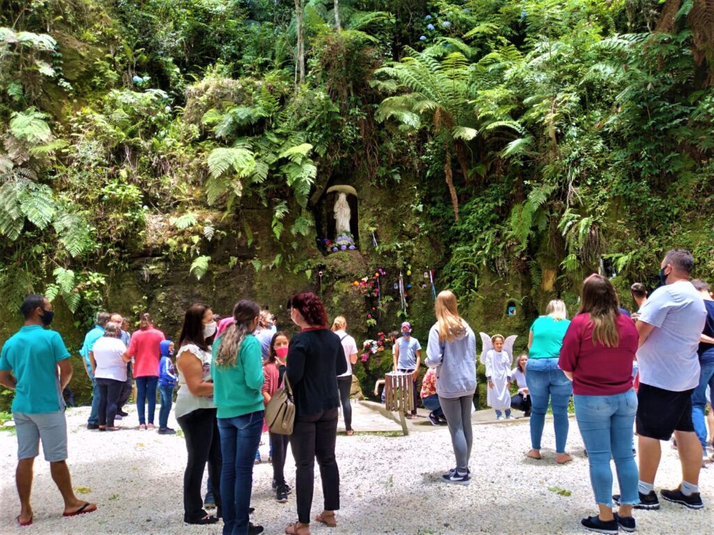 Fiéis prestigiam evento em comemoração ao centenário da Gruta Nossa Senhora da Imaculada Conceição e relatam graças alcançadas