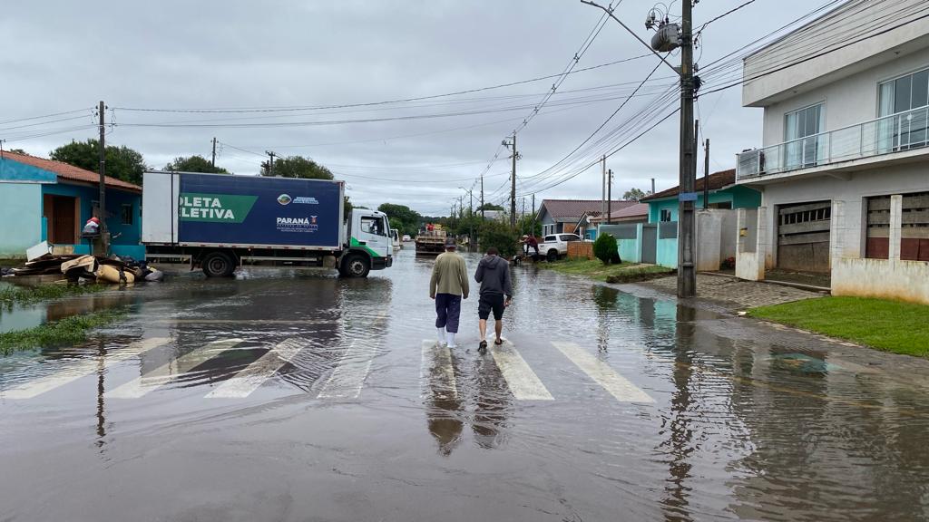 Áreas da Vila Amaral, Usina Velha e da Raia já sofrem com inundações e Defesa Civil alerta a população; nível do Rio Iguaçu já marca 5,39m