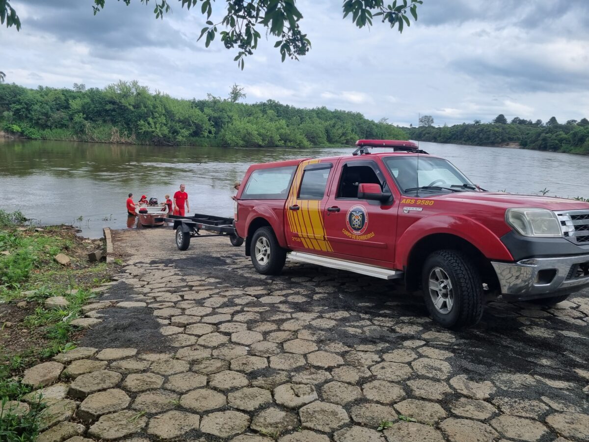 Mulher é socorrida pelos Bombeiros após se jogar no Rio Iguaçu em São Mateus do Sul