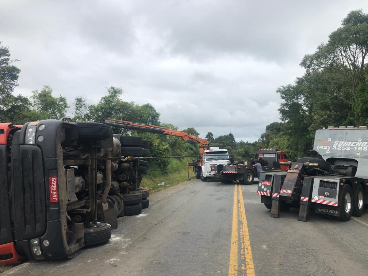 Carreta tomba na PR 151 e carga é saqueada, e BPRV atende ocorrência