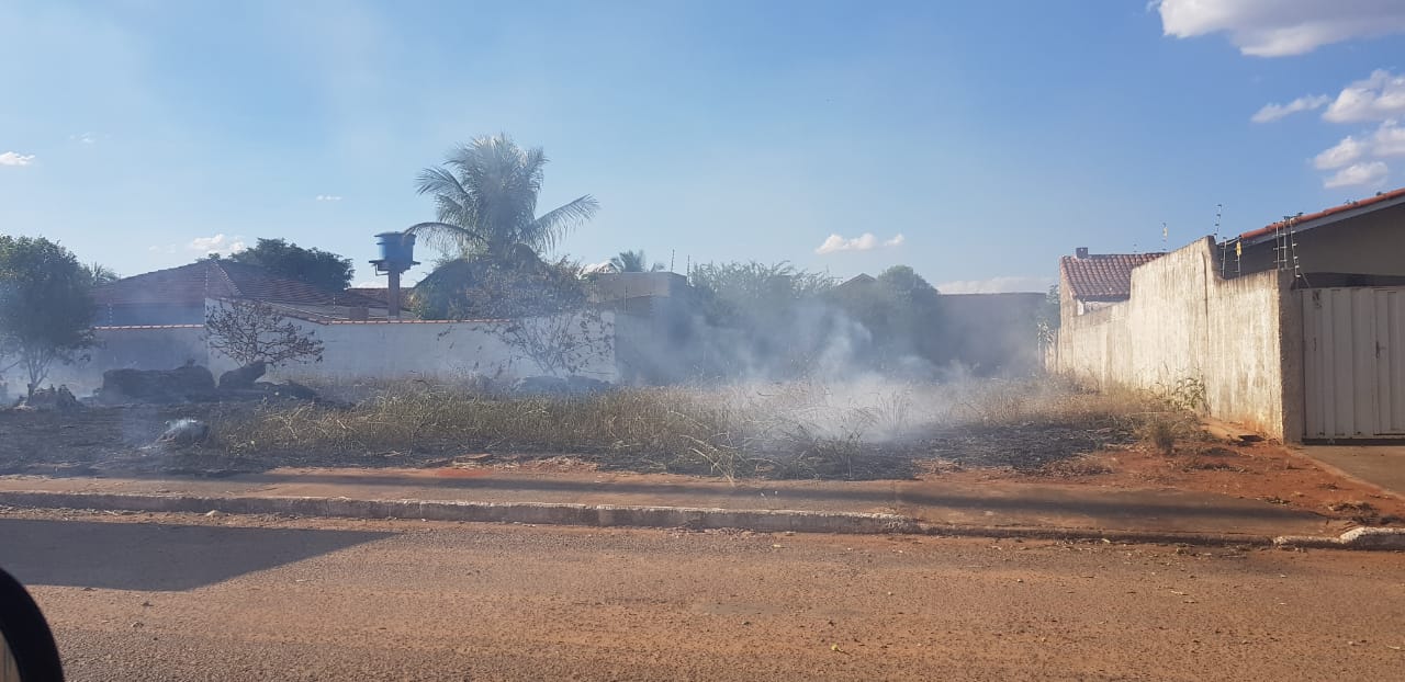 Homem é detido por suspeita de atear fogo em terreno baldio e colocar casas em risco