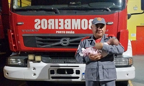 Bombeiro comunitário de Porto União salva bebê que estava engasgado