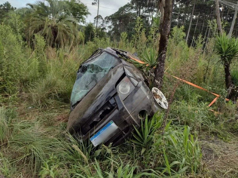 Bombeiros e Samu auxiliam em acidente entre caminhão e carro na BR-280